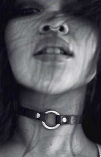 SIGNATURE LEATHER O-RING CHOKER